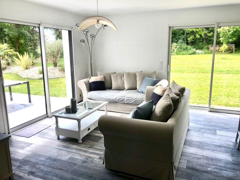 Salon de la villa Newport avec vue sur l'extérieur